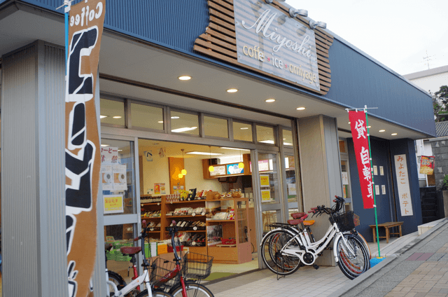 Miyoshi Souvenir Shop: Souvenir shop, cafe and you can rent bicycles too!