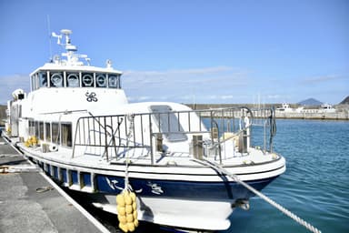 Liaison boat between Niijima and Shikinejima